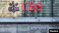 ဆွတ်ဇာလန်ဘဏ် UBS နှင့် Credit Suisse ရင်းနှီးမြှပ်နှံမှုဘဏ် တံဆိပ်များကို ဆွတ်ဇာလန်နိုင်ငံ ဇူးရစ်မြို့မှာတွေ့ရစဉ် (မတ် ၂၀၊ ၂၀၂၃)