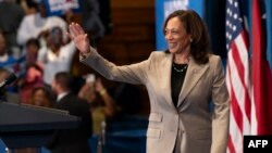 Potpredsjednica SAD-a Kamala Harris maše tokom kampanje u srednjoj školi Westover u Fayettevilleu, N.C., 18. jula 2024.