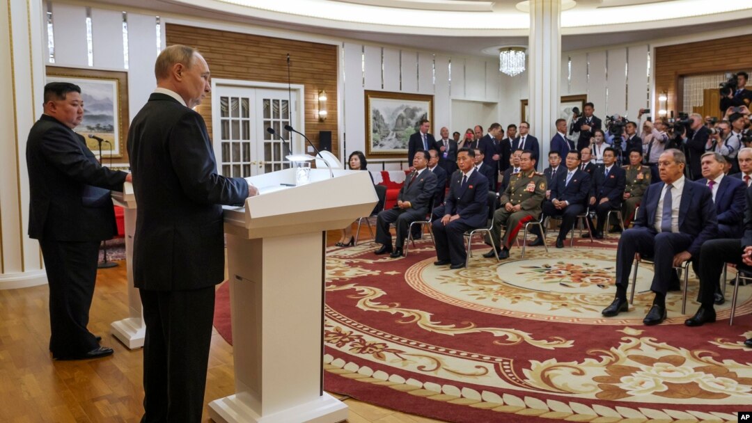 Ruski predsjednik Vladimir Putin, u prvom planu, i lider Sjeverne Koreje Kim Jong Un, lijevo, razgovaraju s medijima nakon razgovora u Pjongjangu, Sjeverna Koreja, 19. juna 2024. (Gavriil Grigorov, Sputnjik, Kremlj Pool Fotografija preko AP)