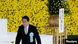 Perdana Menteri Fumio Khishida berjalan usai meletakkan karangan bunga dalam upacara peringatan 78 tahun Jepang menyerah pada Perang Dunia ke-2, di Nippon Budokan Hall, Tokyo, Jepang, 15 Agustus 2023. (Foto: Issei Kato/Reuters)