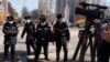 中國警察阻止記者在河北省廊坊三河市燕郊鎮的爆炸現場進行直播。（2024年3月13日）