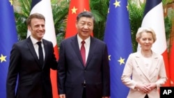 中國領導人習近平在北京會晤到訪的歐盟委員會主席馮德萊恩（右）和法國總統馬克龍。（2023年4月6日）