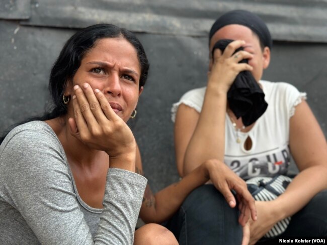 Familiares de reclusos esperan información tras un operativo de seguridad para el control de la prisión de Tocorón, en Aragua, Venezuela, el 20 de septiembre de 2023.