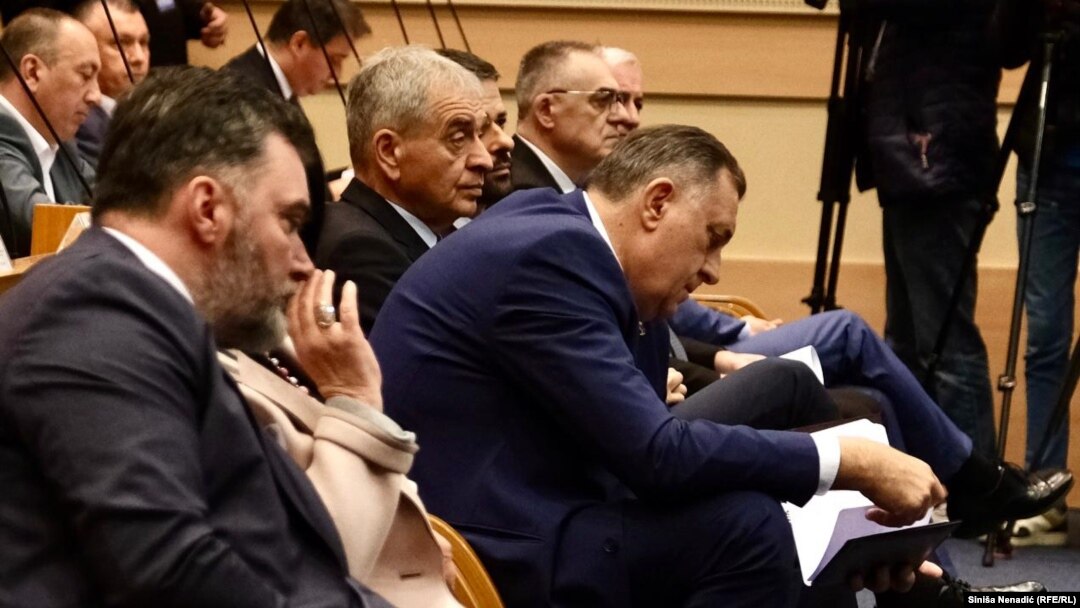 Dodik gleda bilješke na sjednici Narodne skupštine RS-a, 28. marta 2024.