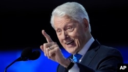 Ish-Presidenti Bill Clinton duke folur gjatë Kuvendit Kombëtar Demokrat