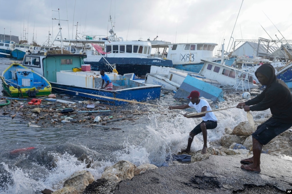 En Barbados, pescadores vieron cómo algunas de sus embarcaciones fueron dañadas por el paso del peligroso huracán. Hasta el momento, hay una alerta activa en Jamaica y un aviso para las islas de Gran Caimán, Pequeña Caimán y Caimán Brac.