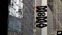 UN cartel anuncia el Museo de Arte Moderno (MOMA) en Nueva York, el martes 22 de abril de 2014.