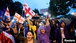 Para demonstran menggelar unjuk rasa untuk memprotes RUU tentang "agen asing" di Tbilisi, Georgia, 11 Mei 2024. (Foto: Reuters)