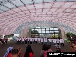 Ratusan pekerja rumah tangga mengirim surat kepada Ketua DPR Puan Maharani berharap agar RUU PRT disahkan. (Foto: Courtesy/Jala PRT)