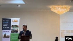 凯撒·斯伊特 (Kaiser Siyit),维吾尔伊斯兰中心的四名董事会成员之一，在筹款晚宴上向观众发表演讲。
