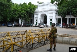 Seorang tentara Bangladesh berjaga di Mahkamah Agung Bangladesh, di tengah protes anti-kuota di Dhaka pada 21 Juli 2024. (Foto: AFP)