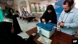 이란 대통령 보궐선거에서 투표장에 나와 한 표를 행사하는 여성 유권자 (자료사진)