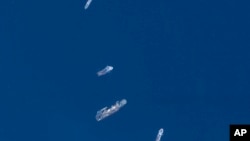 Na ovoj satelitskoj snimci, odozgo prema dolje, plovila L'Atalante, Horizon Arctic, Deep Energy i Skandi Vinland traže nestalu podmornicu Titan, 22. juna 2023. u Atlantskom oceanu. (©2023 Maxar Technologies putem AP-a)