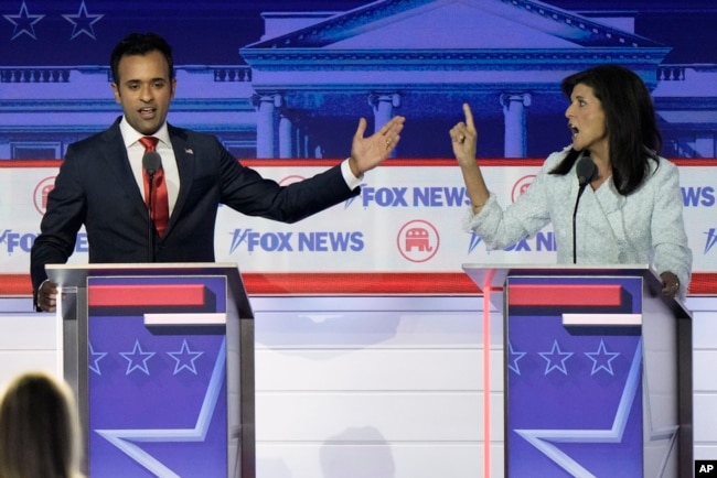 Mantan dubes AS untuk PBB Nikki Haley beradu pendapat dengan pebisnis Vivek dalam debat bakal calon presiden dari Partai Republik yang dipandu FOX News Channel, 23 Agustus 2023 di Milwaukee. (Foto: Morry Gash/AP Photo)