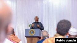 Madaxweyne Xasan Sheekh Maxmuud, oo khudbad u jeedinaya Culumaa'uddiinka Soomaalida.