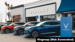 Ô tô điện VinFast trước một cửa hàng ở California. Công ty ô tô khởi nghiệp của Việt Nam vừa mất ba lãnh đạo điều hành trong lúc lùi kế hoạch xây dựng nhà máy ở Mỹ.