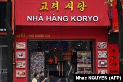 Sebuah restoran Korea Utara di Hanoi. (Foto: AFP/Nhac NGUYEN)