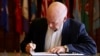 Le gouverneur républicain du Montana, Greg Gianforte, signe une loi interdisant Tik Tok dans l'État, le mercredi 17 mai 2023.