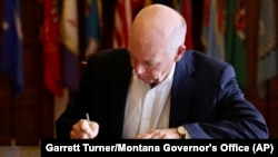 Le gouverneur républicain du Montana, Greg Gianforte, signe une loi interdisant Tik Tok dans l'État, le mercredi 17 mai 2023.