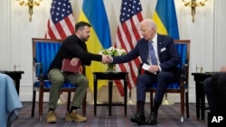 Presiden AS Joe Biden melakukan pembicaraan dengan Presiden Ukraina Volodymyr Zelenskyy di Paris, Prancis pada 7 Juni 2024 lalu. 