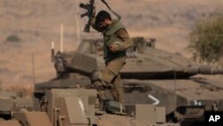 ইসরাইল-লেবানন সীমান্তের কাছে অবস্থানরত একটি ট্যাংকের উপর এক ইসরাইলি সৈন্য। (১৪ অক্টোবর, ২০২৩)