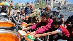 Warga Palestina mengatre untuk mendapatkan makanan yang dimasak oleh para relawan di Rafah, selatan Jalur Gaza, pada 8 Mei 2024. (Foto: Reuters/Hatem Khaled)