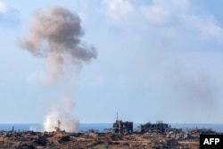 Asap mengepul selama pemboman Israel di Jalur Gaza di sepanjang perbatasan di Israel selatan, 4 Januari 2024. (JACK GUEZ / AFP)