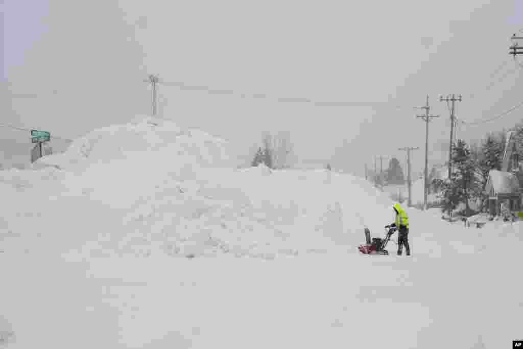 Un hombre usa una sopladora de nieve mientras la nieve se acumula durante la tormenta, en Truckee, California.&nbsp;