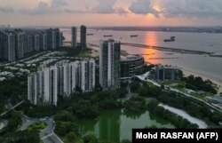 Jajaran kondominium di Forest City, sebuah proyek pembangunan yang diluncurkan di bawah Inisiatif Sabuk dan Jalan China di Gelang Patah di Johor Malaysia, 1 September 2023. (Foto: AFP/Mohd RASFAN)