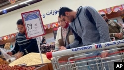 Warga Mesir membeli bahan makanan di supermarket di Kairo, sementara inflasi melonjak mencapai angka tertinggi dalam sejarah perekonomian Mesir (foto: ilustrasi). 