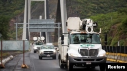 Camiones de la Comisión Federal de Electricidad (CFE) transportan equipo rumbo a Acapulco luego de que el huracán Otis azotara Acapulco, en el estado mexicano de Guerrero, México, el 25 de octubre de 2023.