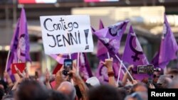 Para demonstran menunjukkan dukungannya terhadap pemain sepak bola Spanyol, Jennifer Hermoso, dalam aksi protes menentang ketua Asosiasi Sepak Bola Spanyol Luis Rubiales di Plaza Callao, Madrid, pada 28 Agustus 2023. (Foto: Reuters/Isabel Infantes)