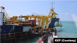 Direktorat Jenderal Pengawasan Sumber Daya Kelautan dan Perikanan (PSDKP) KKP, memeriksa Kapal Isap Produksi (KIP) di perairan Bangka, Sabtu (20/5), karena melanggar zona penambangan. (Foto: Courtesy/KKP)