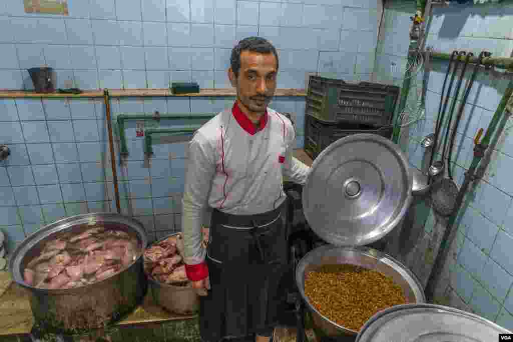 Ahmed, a chef and charity iftar volunteer, is seen in Cairo, March 26, 2023. &quot;We&#39;re only cooking pasta because the price of rice is so high, and there wouldn&#39;t be enough servings for those in need,&quot; Ahmed says. (Hamada Elrasam/VOA)&nbsp;