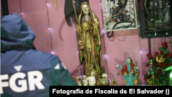 Altar a la Santa Muerte encontrado en un bar de la capital de El Salvador, en medio de un operativo por explotación sexual. Foto de la Fiscalía General de la República.