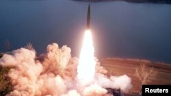 북한 황해남도 장연군에서 미사일을 발사하고 있다. 조선중앙통신이 15일 공개한 장면.