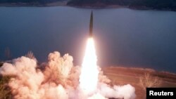 북한 모처에서 미사일을 발사하고 있다. 조선중앙통신이 지난 15일 공개한 장면. (자료사진)