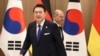 2023年5月21日，德國總理奧拉夫·朔爾茨（後）和南韓總統尹錫悅在南韓首爾總統府舉行會晤。（美聯社照片）