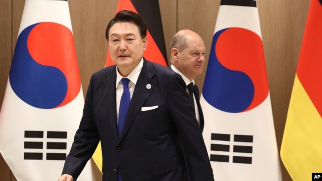 German Chancellor Olaf Scholz, rear, and South Korea's President Yoon Suk Yeol arrive for their meeting at the Presidential Office in Seoul, South Korea, May 21, 2023. Scholz arrived in Seoul after attending the G7 summit in Hiroshima, Japan.