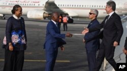 Ophethe uhlangothi lukahulumende kwele Ivory Coast olubona ngokudlelana lamanye amazwe, uMnu. Kacou Houadja Leon Adom,, wamukela uMnu. Antony Blinken emagcekeni endizamtshina aweFelix Houphouet-Boigny International Airport edolobheni leAbidjan, Ivory Coast, Jan. 22, 2024. 