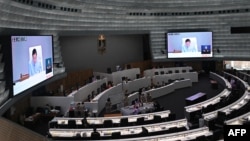 Suasana sidang di Parlemen Thailand di Bangkok, 2 April 2024, saat pembacaan pertama RUU yang melegalkan pernikahan sesama jenis oleh para senator Thailand. (Lillian SUWANRUMPHA / AFP)