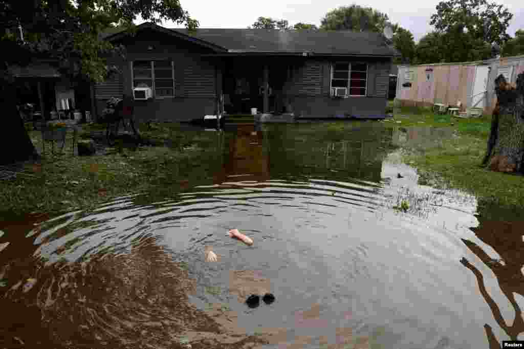 Una persona se sumerge en un enorme charco tras el paso del huracán Beryl, en Rosenberg, Texas.