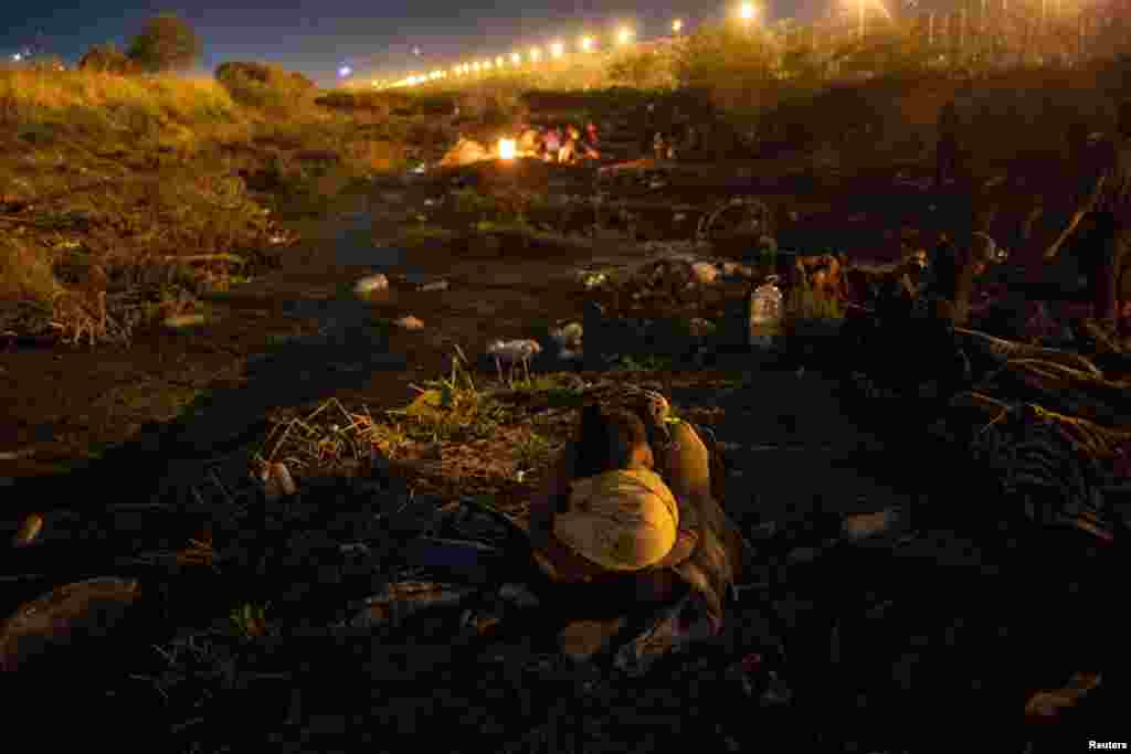 Fabiola, a 30-year-old migrant from Nicaragua, snuggles with her two-year-old daughter Carolina along the riverbed of the Rio Grande while searching for an entry point into the U.S. between Ciudad Juarez, Mexico and El Paso, Texas, April 20, 2024.