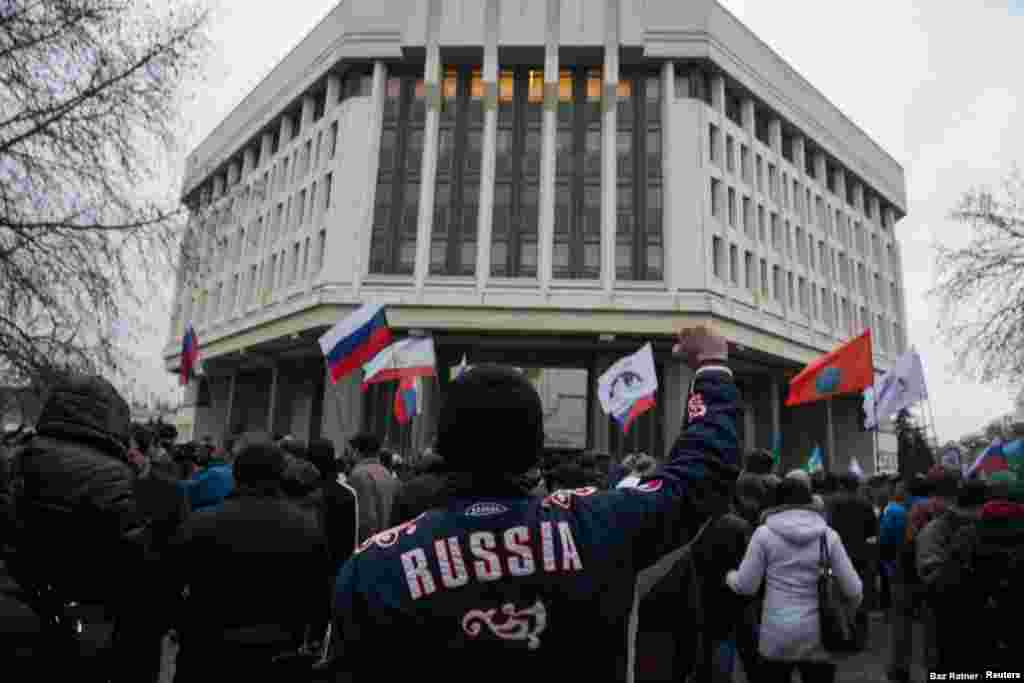 Una multitud prorrusa frente al parlamento de Crimea el 27 de febrero. Ese mismo día, unos 60 hombres armados prorrusos se habían apoderado del edificio, así como de varios puestos de control en la península de Crimea.