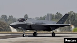 Jet tempur F-35 Angkatan Udara AS di ajang pameran dirgantara Aero India 2023 di Pangkalan Udara Yelahanka di Bengaluru, India, 13 Februari 2023. (Foto: REUTERS/Samuel Rajkumar)