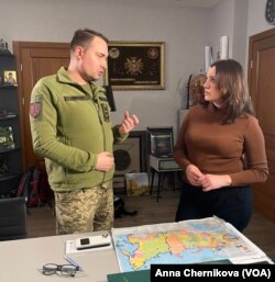 Kyrylo Budanov (izquierda), jefe de la agencia de inteligencia militar ucraniana y Myroslava Gongadze de VOA en Kiev, Ucrania.