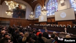 Mahkamah Internasional (ICJ) pada hari persidangan mendengarkan permintaan tindakan darurat Afrika Selatan, yang meminta pengadilan memerintahkan Israel menghentikan aksi militernya di Gaza di Den Haag, Belanda, 11 Januari 2024. (Foto: REUTERS/Thilo Schmuelgen)