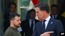 El presidente de Ucrania, Volodymyr Zelenskyy, a la izquierda, se reúne con el primer ministro holandés, Mark Rutte, en La Haya, Países Bajos, el jueves 4 de mayo de 2023. (Yves Herman/Pool vía AP)