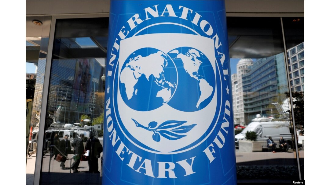 Logo Dana Moneter Internasional kantor pusat di Washington, AS, 20 April 2018. (Foto: REUTERS/Yuri Gripas)