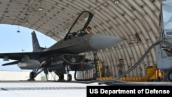 22일 한국 군산 공군기지에서 미국 제80전투비행대 소속 정비사들이 미 공군 F-16 전투기를 정비중이다.